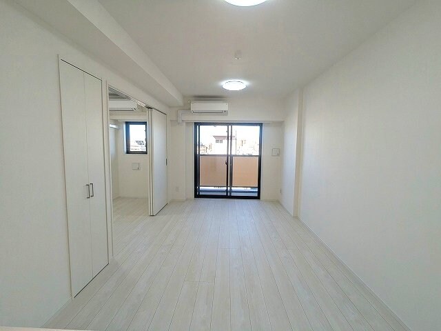 物件内観写真24　(インターネットWi-Fi無料、リビングと各洋室にエアコンと照)