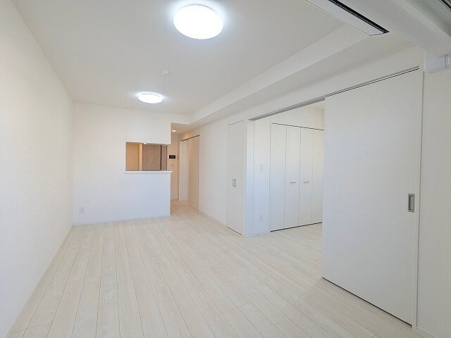 物件内観写真3　(インターネットWi-Fi無料、リビングと各洋室にエアコンと照)