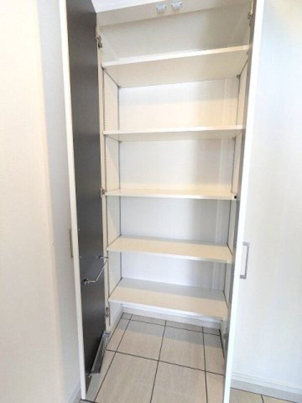 玄関(傘ストック付、収納豊富なトールタイプのシューズBOXです)