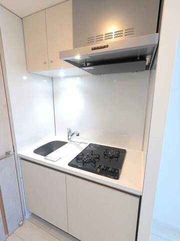 物件内観写真4　(ガス2口システムキッチン、瀟洒でお手入れ楽なガラストップコン)