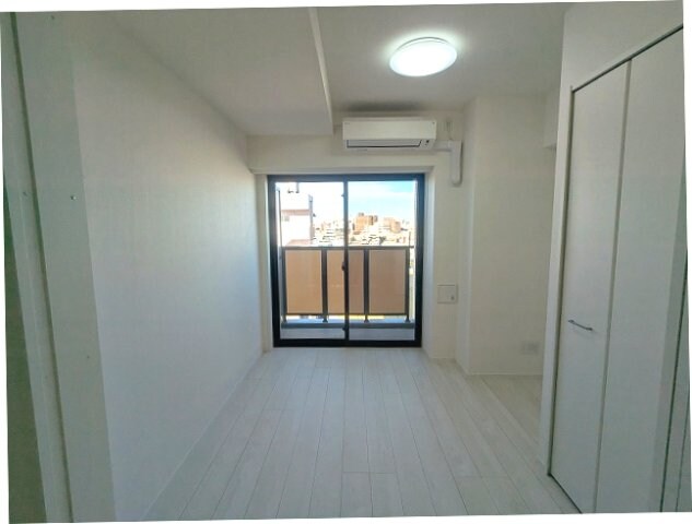物件内観写真8　(洋室、インターネットWi-Fi無料、エアコンと照明・クローゼ)