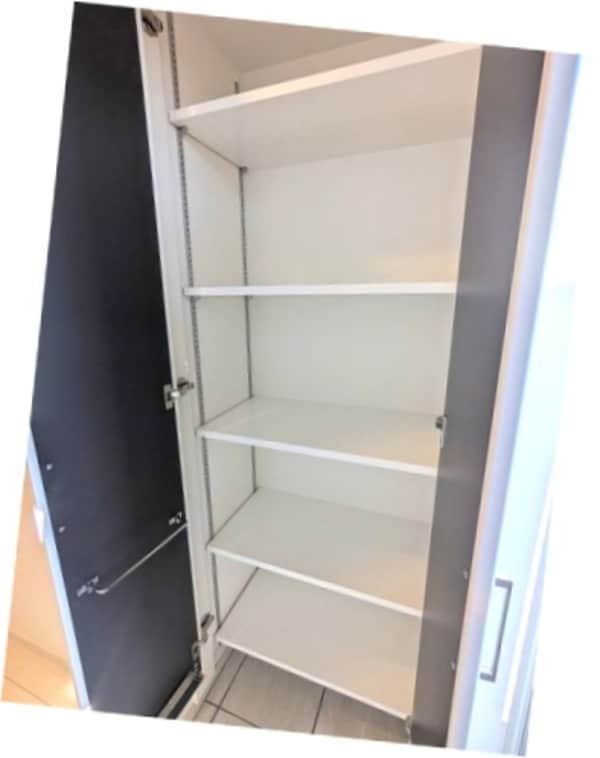 玄関(傘ストック付、収納豊富なトールタイプのシューズBOXです)