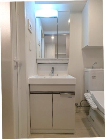 物件内観写真11　(独立脱衣洗面室、2面鏡付ハンドシャワー付洗面台)