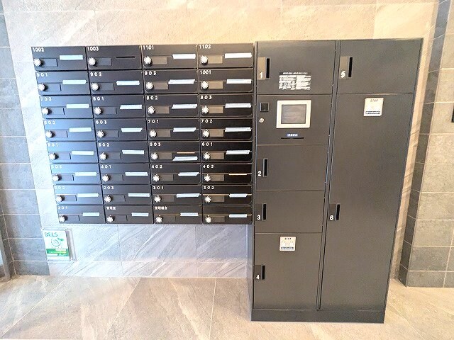 物件内観写真15　(瀟洒なエントランス、メールBOXと宅配BOXです)