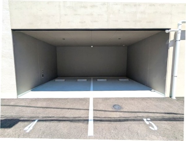 建物設備(平置駐車場、2台分屋根付き、3台分屋根なし、空き状況はご確認)