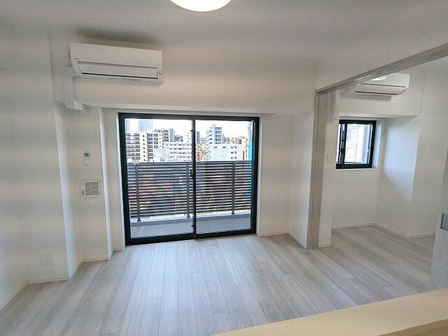 物件内観写真3　(リビングと各洋室にエアコンと照明付きです、インターネットWi)
