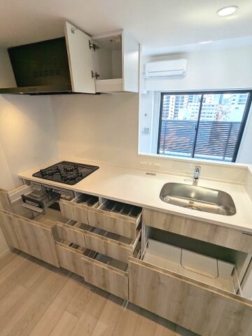 物件内観写真4　(グリル付ガス3口システムカウンターキッチン、奥の物も取り出し)