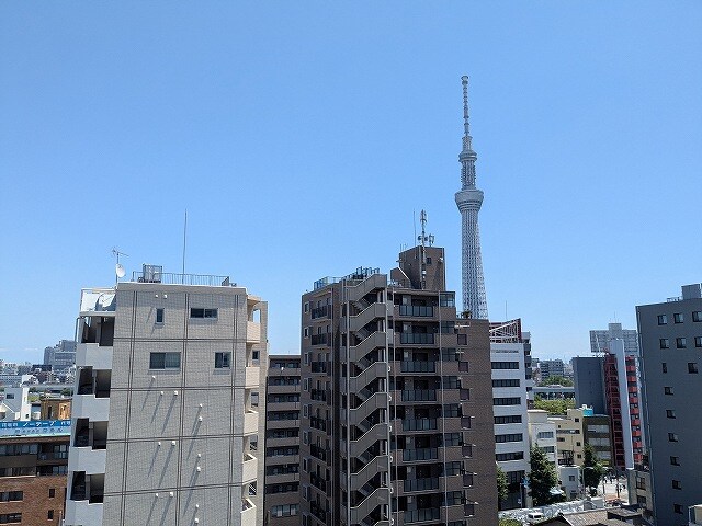 物件内観写真14　(上層階の共用廊下からスカイツリー隅田川花火見えます)