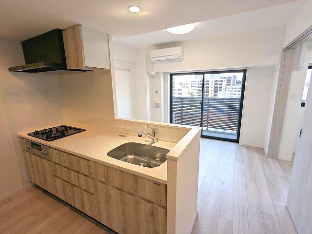 物件内観写真26　(カウンターキッチン、リビングと各洋室にエアコンと照明付きです)