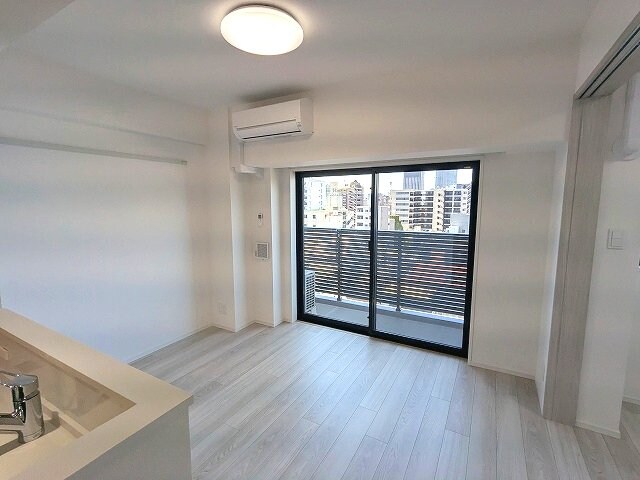 物件内観写真27　(カウンターキッチン、リビングと各洋室にエアコンと照明付きです)