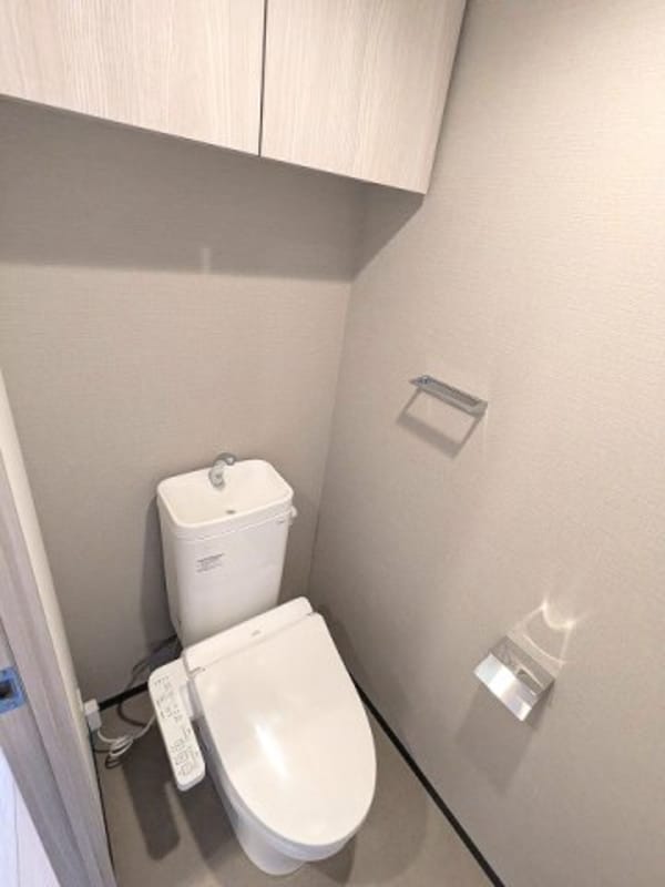 トイレ(温水洗浄便座、ペーパーホルダーの上にスマホストレージ付きです)