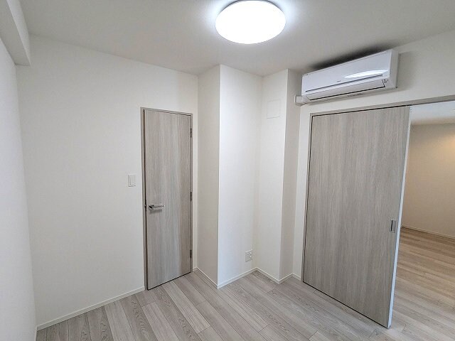 物件内観写真7　(4帖洋室、ウォークインクローゼット、リビングと各洋室にエアコ)