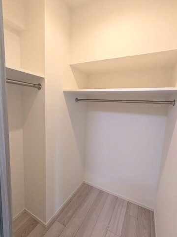 物件内観写真11　(4帖洋室のウォークインクローゼットです)