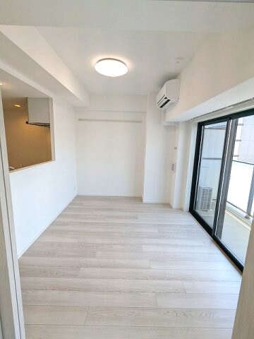 物件内観写真27　(カウンターキッチン、リビングと各洋室にエアコンと照明付きです)