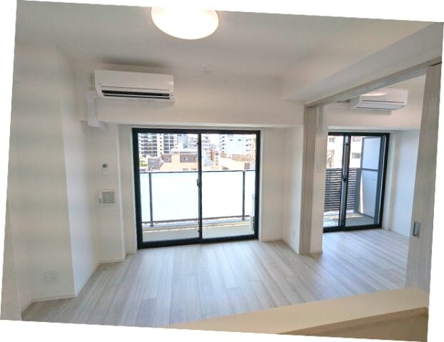 物件内観写真3　(リビングと各洋室にエアコンと照明付きです、インターネットWi)