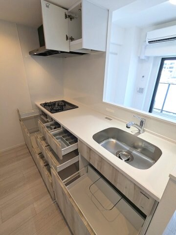 物件内観写真4　(グリル付ガス3口システムカウンターキッチン、奥の物も取り出し)