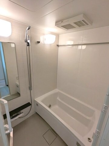 物件内観写真5　(追焚オートバス、浴室換気乾燥機、広々のバスタブです)