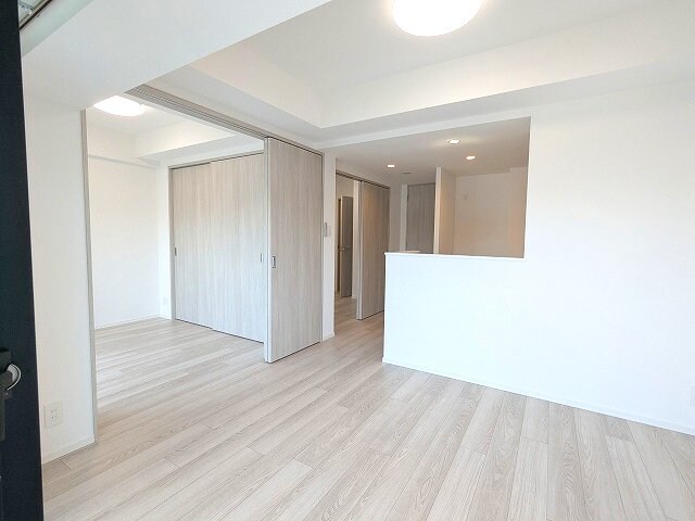 物件内観写真6　(カウンターキッチン、リビングと各洋室にエアコンと照明付きです)