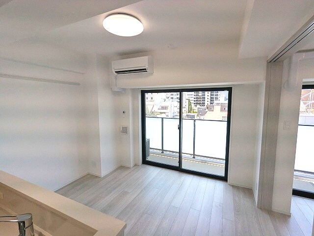 物件内観写真26　(カウンターキッチン、リビングと各洋室にエアコンと照明付きです)