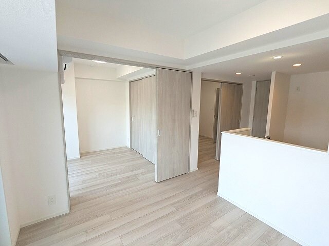 物件内観写真28　(カウンターキッチン、リビングと各洋室にエアコンと照明付きです)