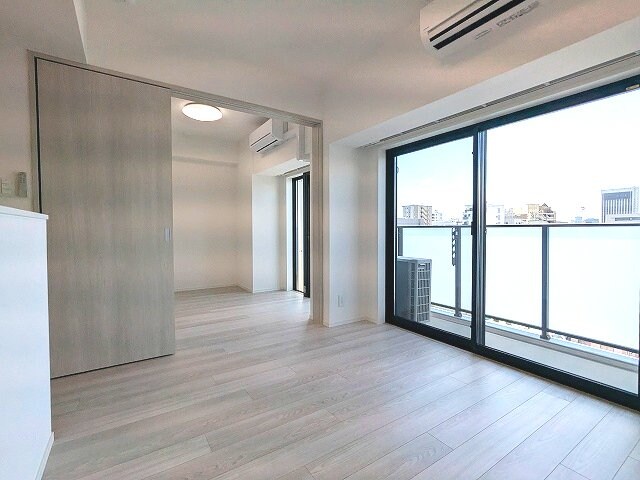 物件内観写真3　(リビングと各洋室にエアコンと照明付きです、インターネットWi)