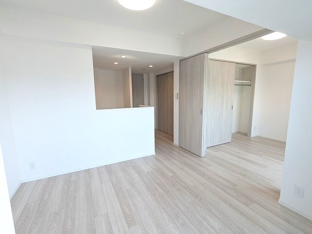 物件内観写真6　(カウンターキッチン、リビングと各洋室にエアコンと照明付きです)