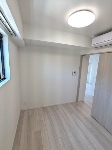 物件内観写真8　(3.8帖洋室、リビングと各洋室にエアコンと照明付きです、イン)