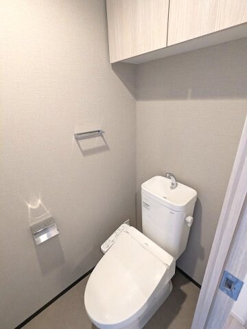 物件内観写真10　(温水洗浄便座、ペーパーホルダーの上にスマホストレージ付きです)