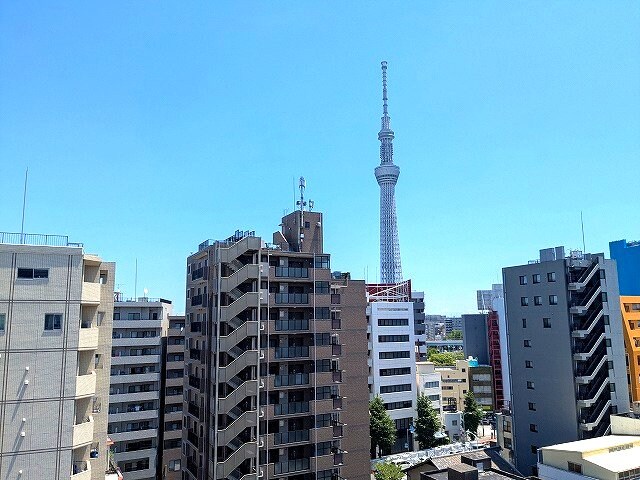 物件内観写真14　(上層階の共用廊下からスカイツリー隅田川花火見えます)