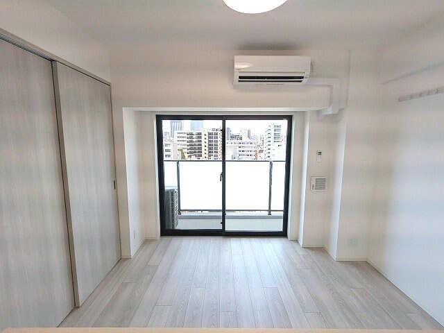 物件内観写真27　(カウンターキッチン、リビングと各洋室にエアコンと照明付きです)