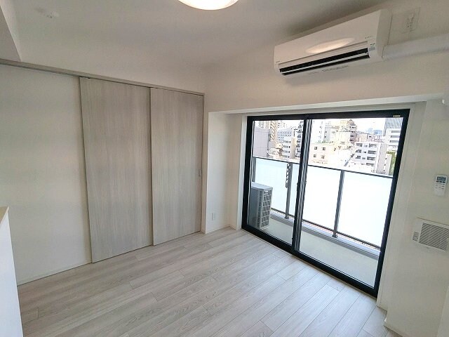 物件内観写真28　(カウンターキッチン、リビングと各洋室にエアコンと照明付きです)