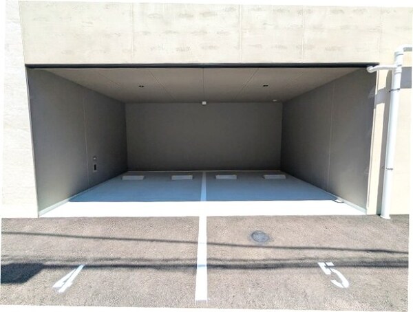 建物設備(平置駐車場、2台分屋根付き、3台分屋根なし、空き状況はご確認)
