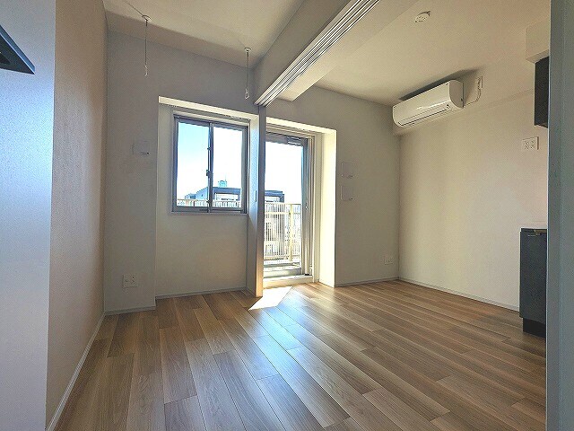 物件内観写真3　(南向きの室内です、取り外し可能な室内物干し設備付きです)