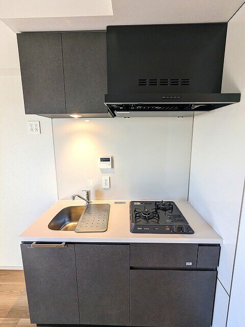 物件内観写真4　(ガス2口システムキッチン、瀟洒でお手入れ楽なガラストップコン)