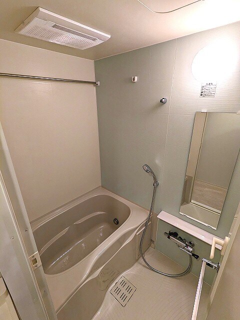 物件内観写真5　(追焚オートバス、浴室換気乾燥機、ワイドシャワーヘッド)