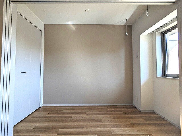 物件内観写真8　(南向きの室内です、取り外し可能な室内物干し設備付きです)