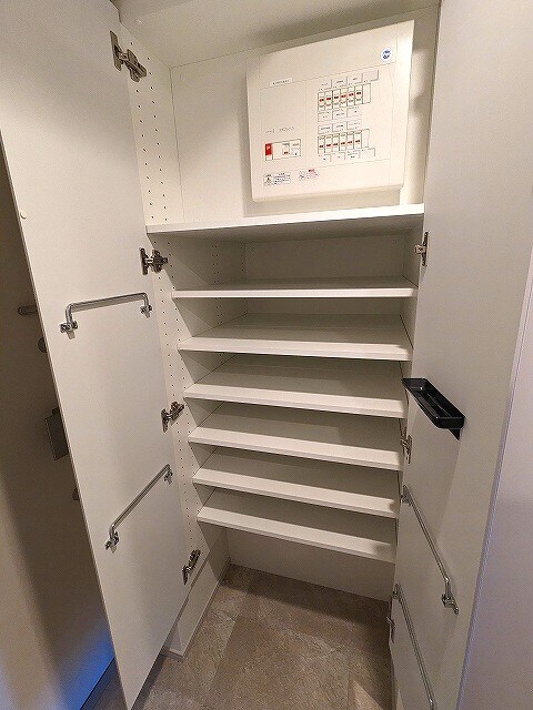 物件内観写真12　(収納豊富なワイドでトールタイプのシューズＢＯＸです)