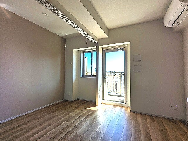 物件内観写真22　(南向きの室内です、取り外し可能な室内物干し設備付きです)