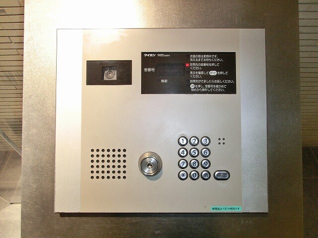 物件外観写真3　(エントランスとフロントのダブルオートロックセキュリティです)