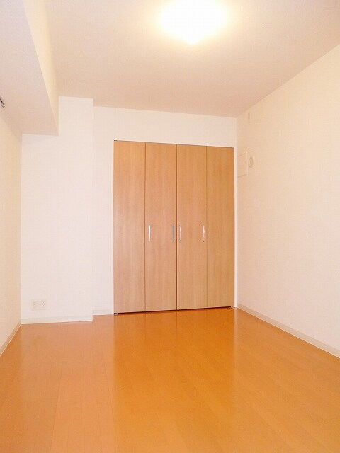 物件内観写真9　(６．２帖の洋室です)