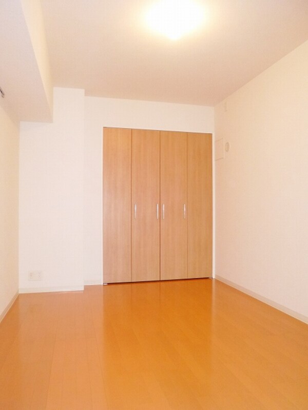 内装他(６．２帖の洋室です)