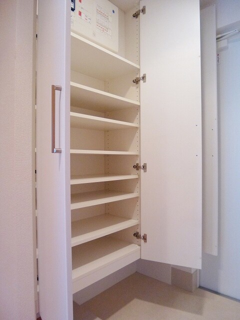 物件内観写真19　(収納豊富なトールタイプのシューズＢＯＸです)