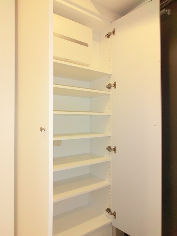 建物設備(収納豊富なトールタイプのシューズＢＯＸです)