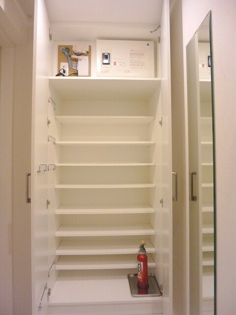 物件内観写真11　(収納豊富なトールタイプのシューズＢＯＸ)