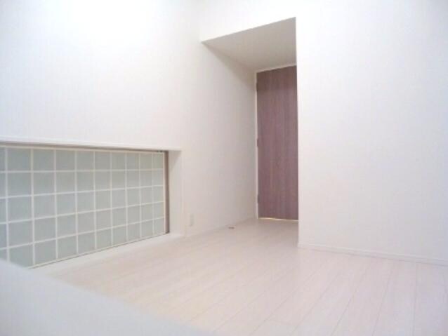 物件内観写真16　(デザイン性高い６．２帖、ベット配置しやすい間取りです)