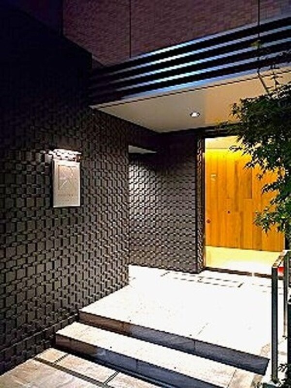 エントランス(夜間エントランス外観　※2025年８月撮影)