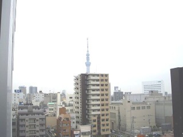 建物設備(オーキッドレジデンス蔵前Ⅱの共用廊下からスカイツリー隅田川花)