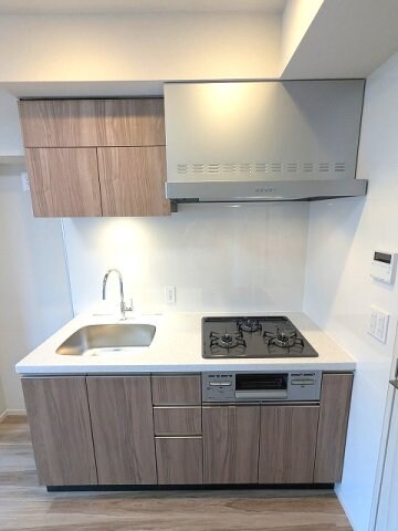 物件内観写真3　(グリル付ガス3口システムキッチン、瀟洒でお手入れ楽なガラスト)