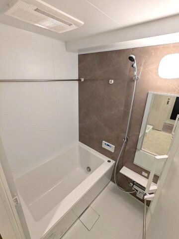 物件内観写真4　(追焚オートバス、浴室換気乾燥機)
