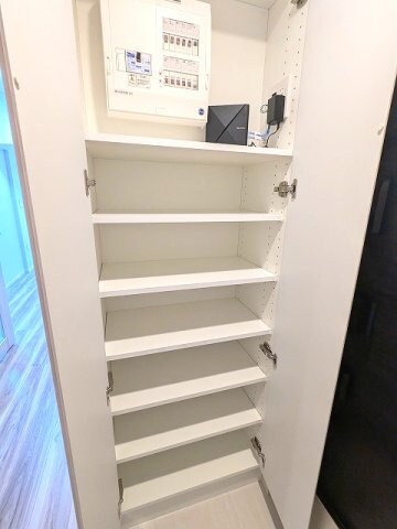 物件内観写真12　(収納豊富なトールタイプのシューズBOXです)